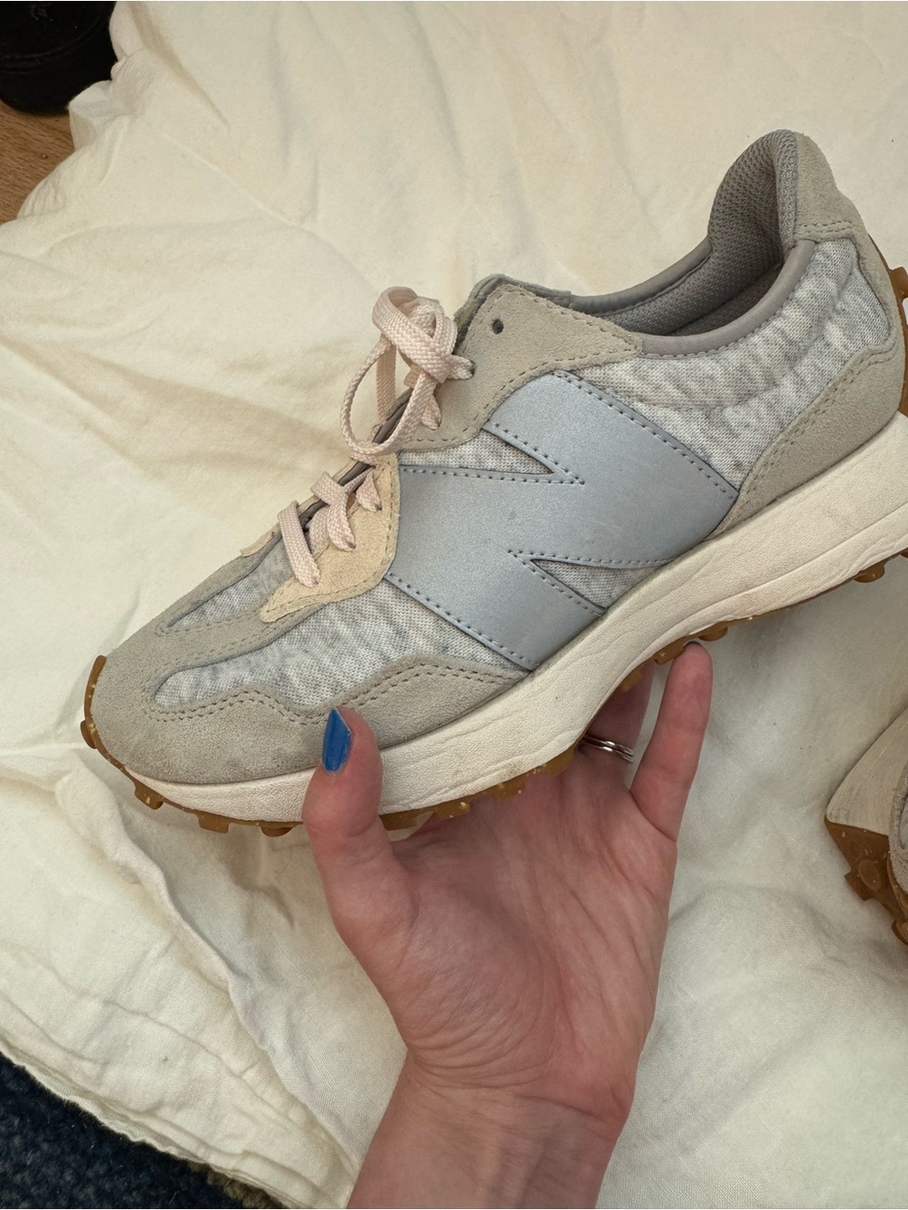 New Balance 327 Sneakers in Light Gray and Pale Pink - Picture 5 of 9